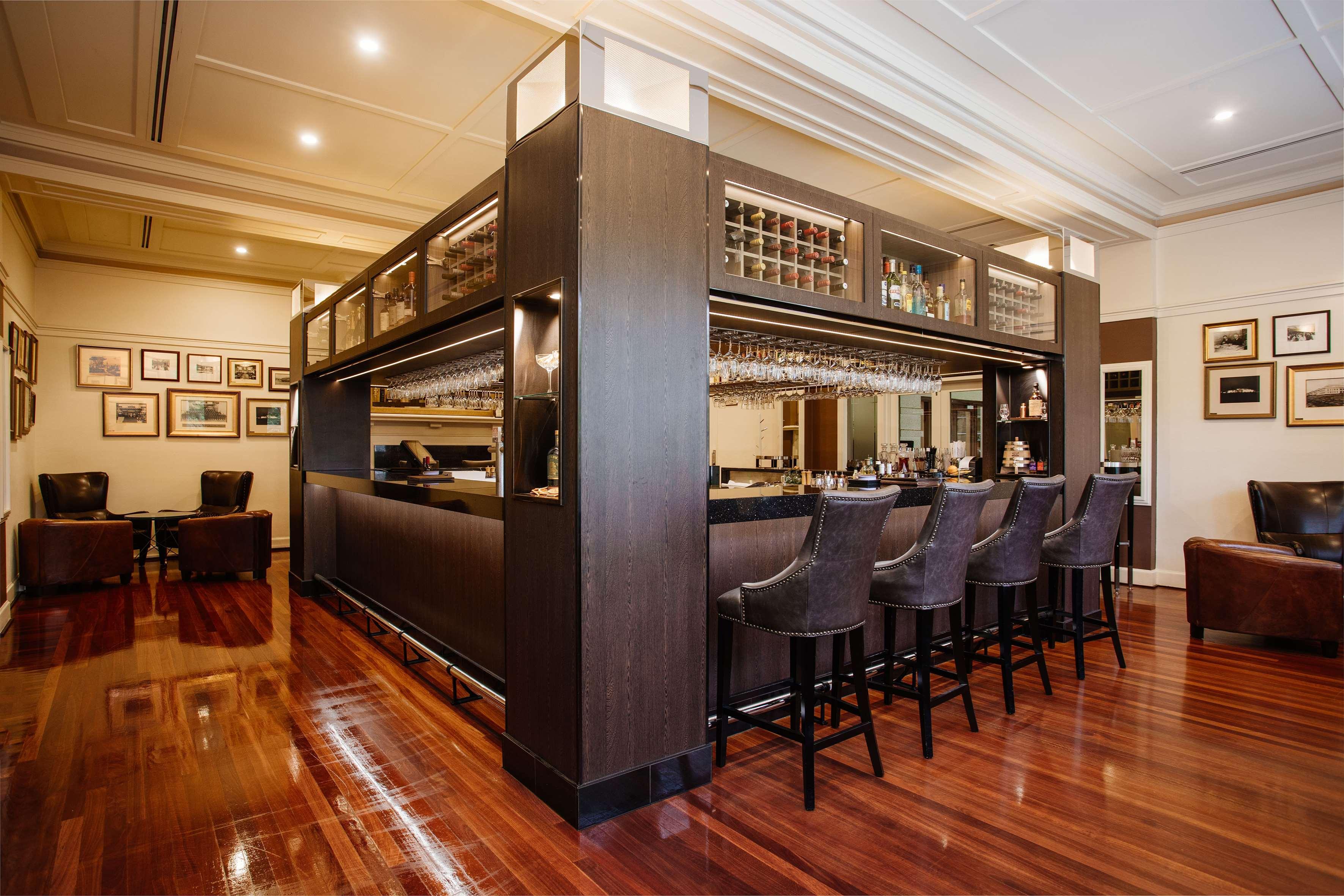 Hyatt Hotel Canberra - A Park Hyatt Hotel Экстерьер фото The bar at the Qantas International Lounge