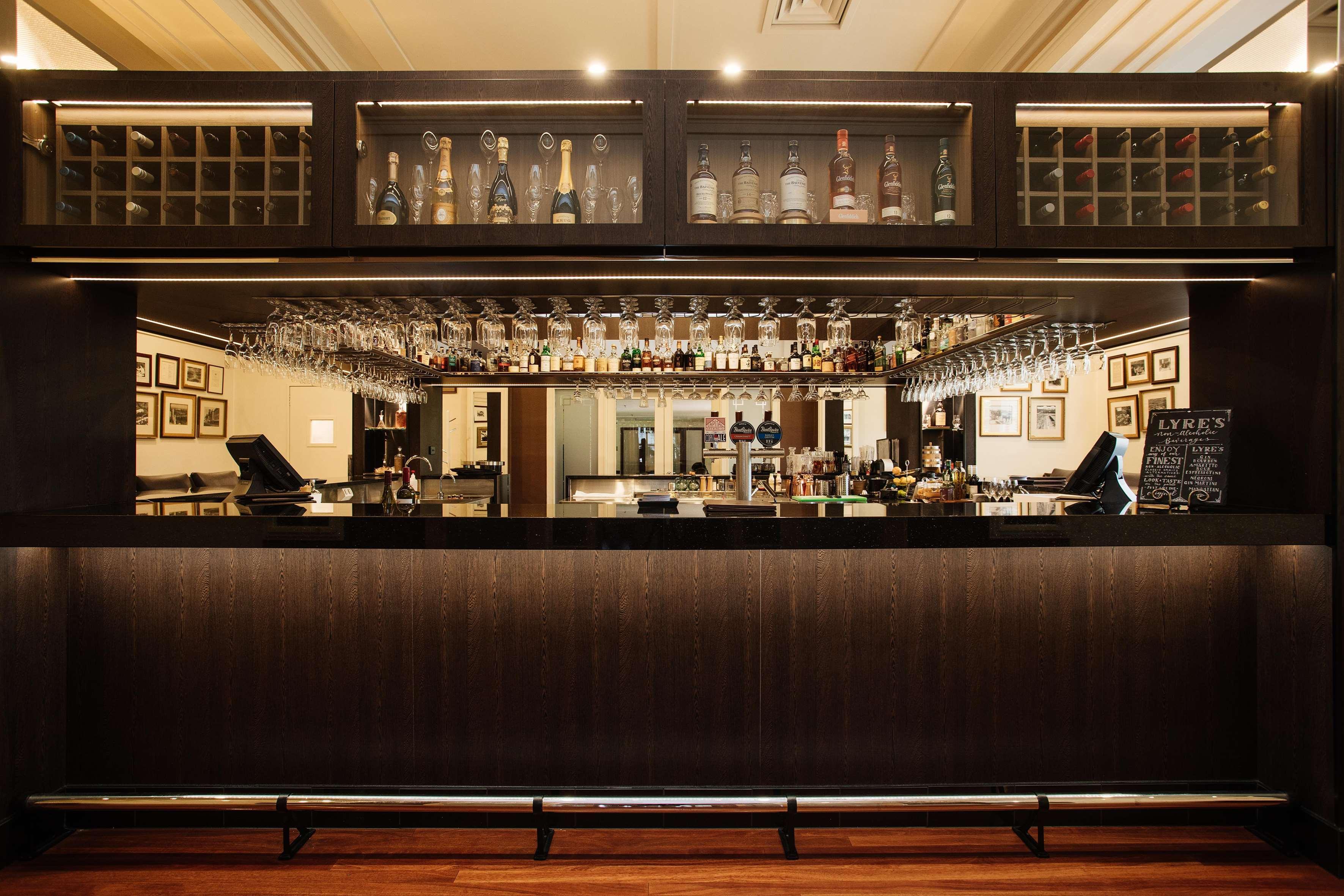 Hyatt Hotel Canberra - A Park Hyatt Hotel Экстерьер фото The bar at the hotel