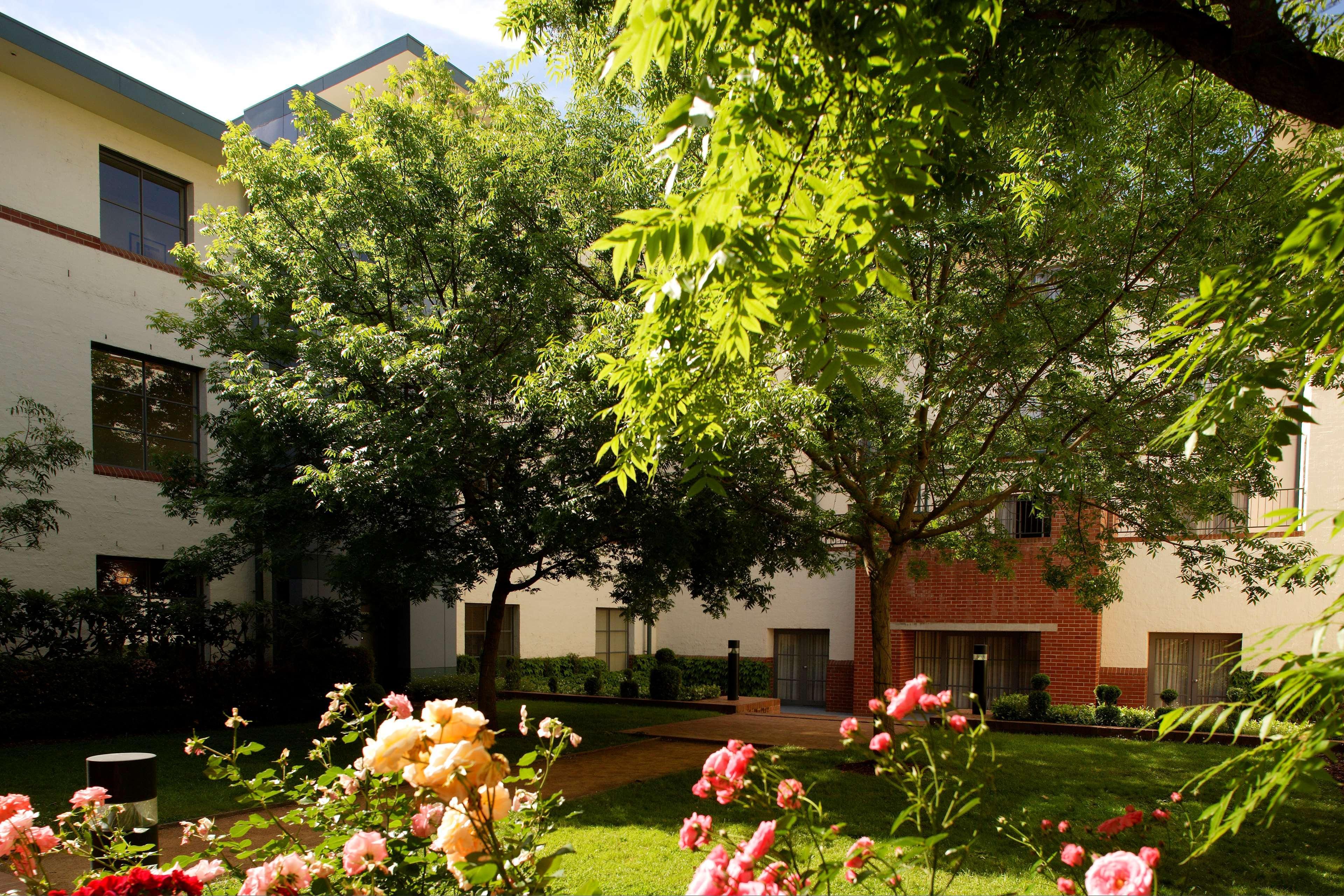 Hyatt Hotel Canberra - A Park Hyatt Hotel Экстерьер фото The courtyard of the school