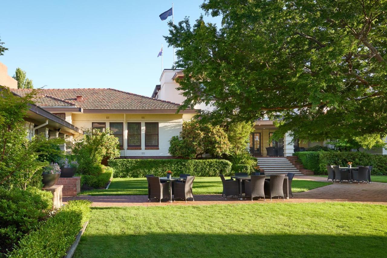 Hyatt Hotel Canberra - A Park Hyatt Hotel Экстерьер фото The garden of the German National Academy of Sciences, Leopoldina, Halle
