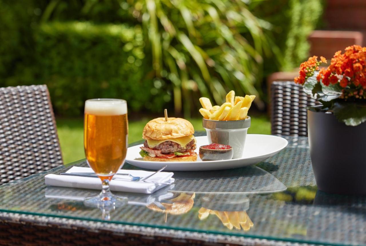 Hyatt Hotel Canberra - A Park Hyatt Hotel Экстерьер фото A burger and chips served with a beer