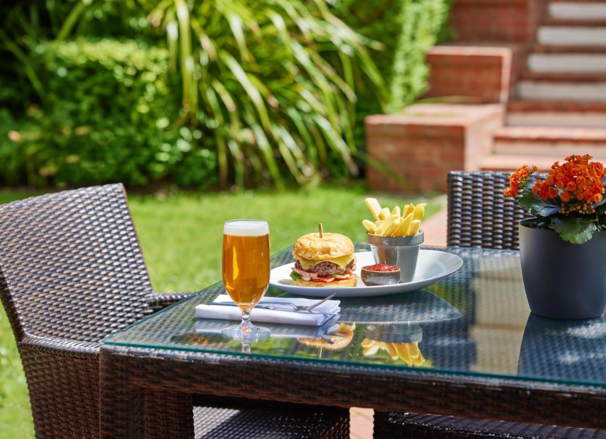 Hyatt Hotel Canberra - A Park Hyatt Hotel Экстерьер фото A typical patio set