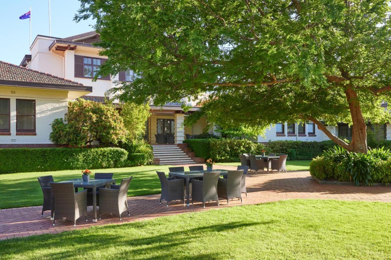 Hyatt Hotel Canberra - A Park Hyatt Hotel Экстерьер фото The grounds of the Governor's residence